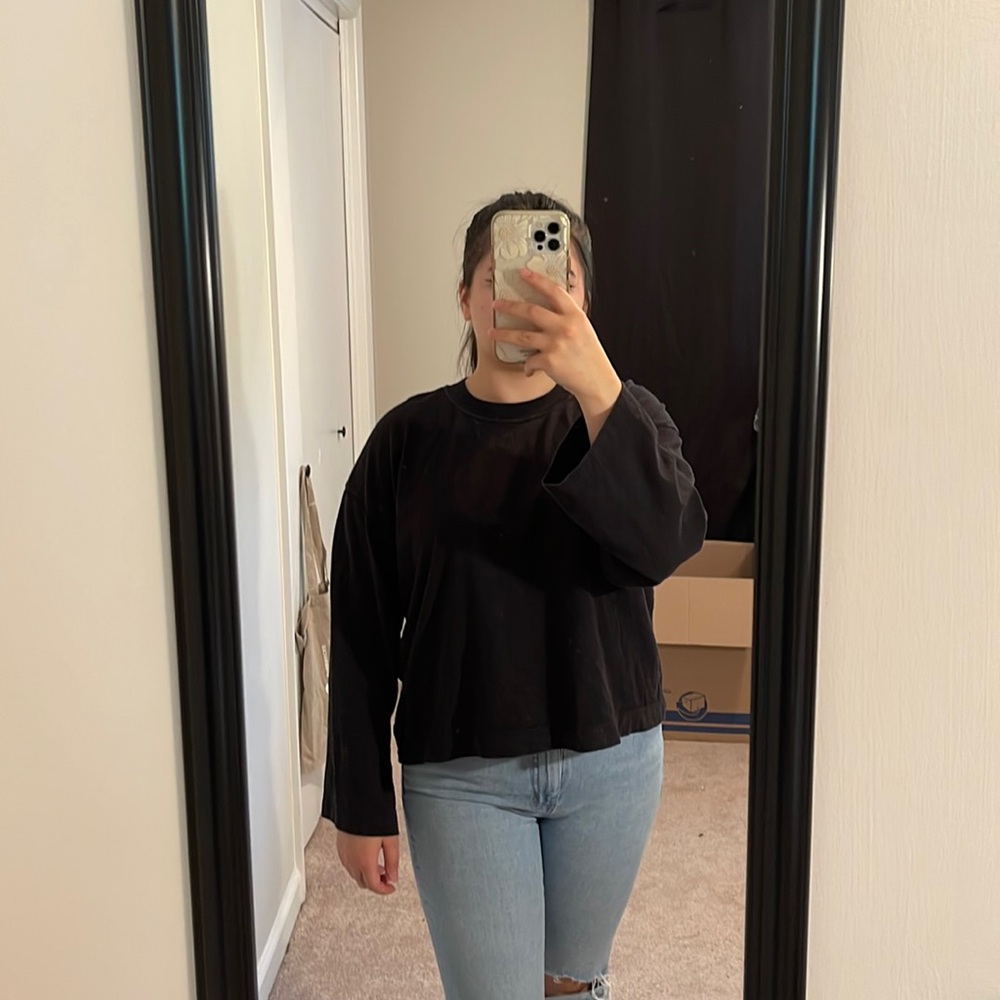 Black long sleeve uniqlo shirt
